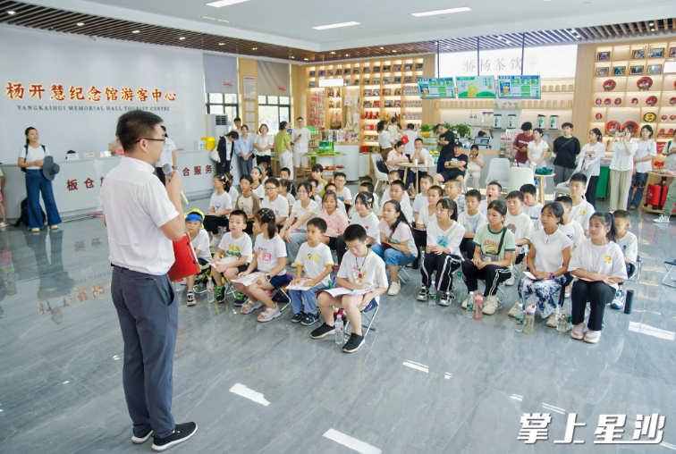 研学导师向研学的孩子们讲解研学注意事项。