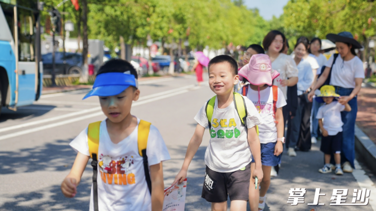 前往开慧镇参加研学活动的孩子们。均为张庆 摄