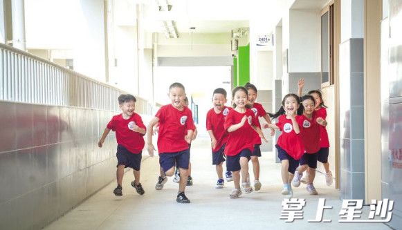 今秋有近3000名县外学生转入长沙县就读，越来越多的星沙老百姓感受到了“五好”教育的温度和品质。李杰 摄