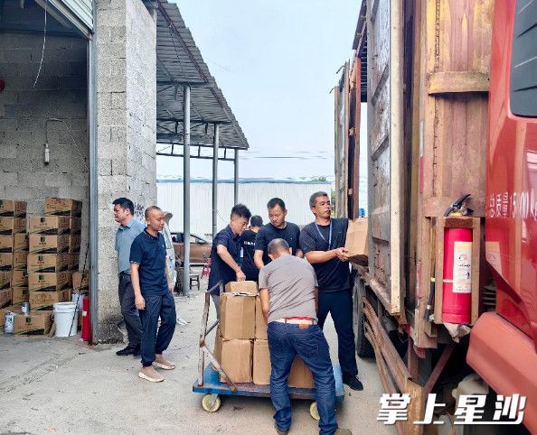 出于安全考虑，工作人员将储存的油漆、稀释剂等危险化学品安全转移至专用仓库。均为黄兴镇供图