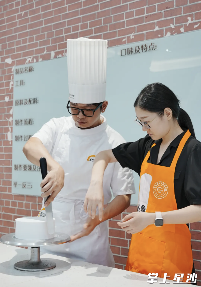 新东方烹饪学校专业老师手把手教学，蛋糕雕“花”体验感拉满。此外，自己做完的蛋糕还可以打包带走。
