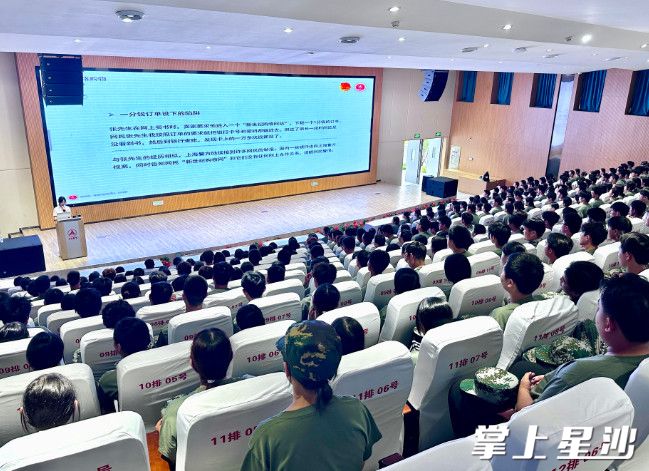 在三一职院,同学们认真学习网络安全知识。社区供图 在三一职院,同学们认真学习网络安全知识。社区供图