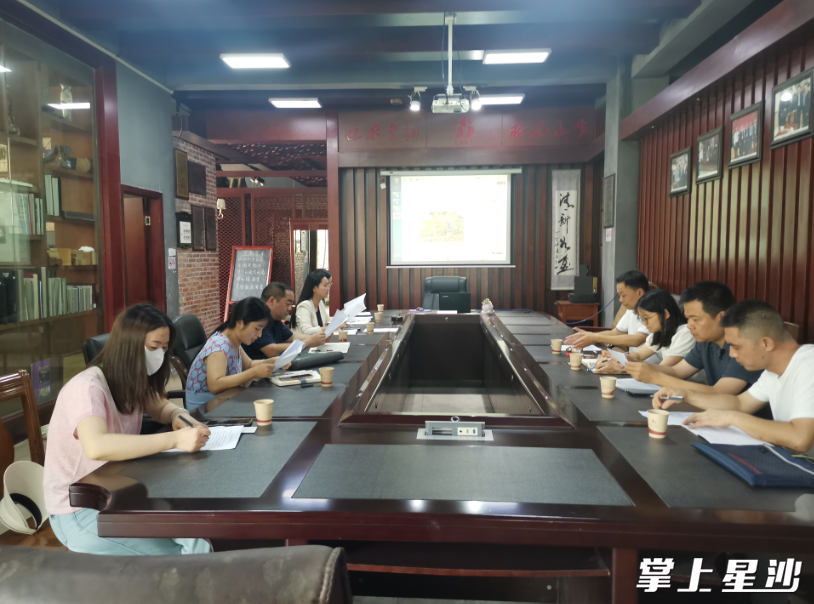 开慧镇经济发展办走访李氏家具。均为开慧镇供图