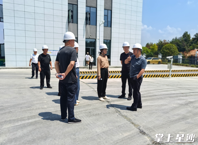 开慧镇相关负责人走访镇内企业。