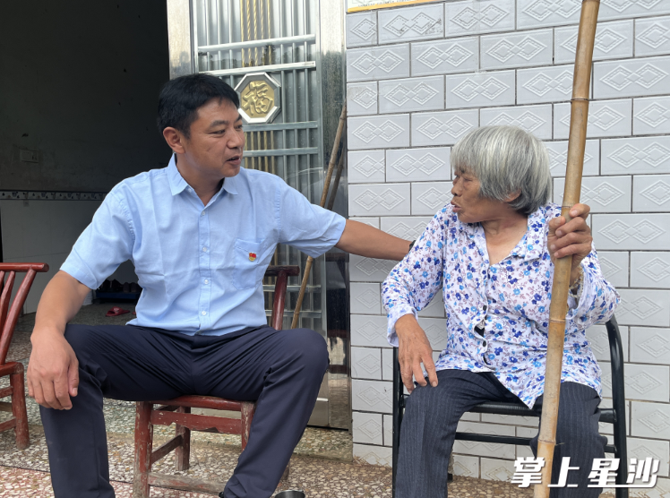 邹国良上门走访，了解村民生活上的困难。均为长沙县交通运输局供图