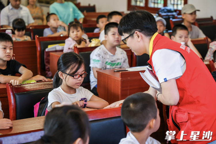 葛家山村大学带小学暑期培训班。