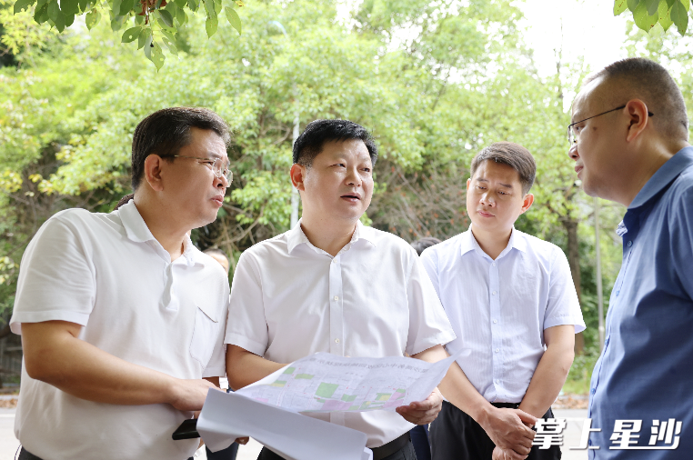 付旭明在长沙大梦装饰材料有限公司调研。均为曾诗怡 摄 付旭明在长沙大梦装饰材料有限公司调研。均为曾诗怡 摄