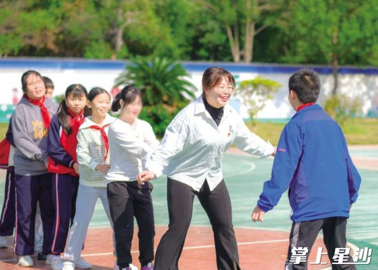 青少年在老师的指导下开展体育锻炼，减轻压力。 李杰 摄