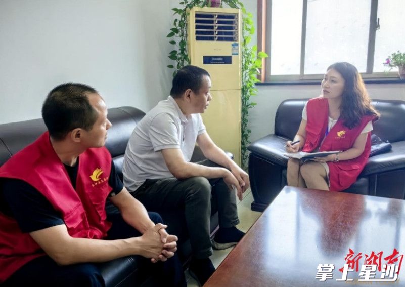 泉东社区助企帮帮团在园区走访，听取需求。
