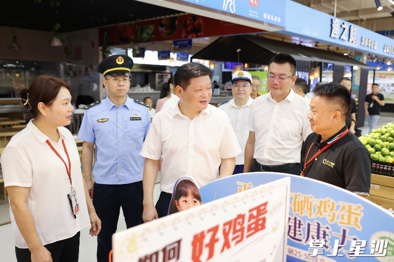 付旭明在卜蜂莲花星沙店，督导人员密集场所安全防范及食品安全、节假日保供工作。均为曾诗怡 摄