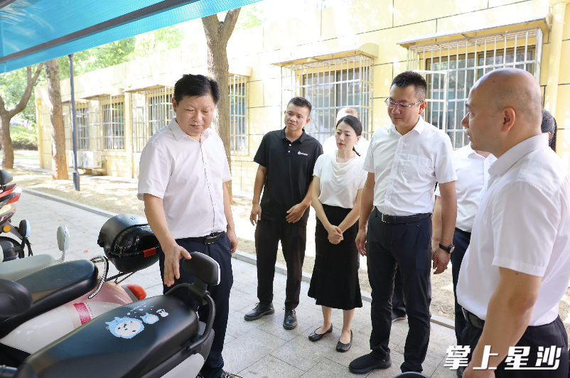 付旭明在银路家园小区，督导老旧小区电动自行车充电停放设施安全管理工作。