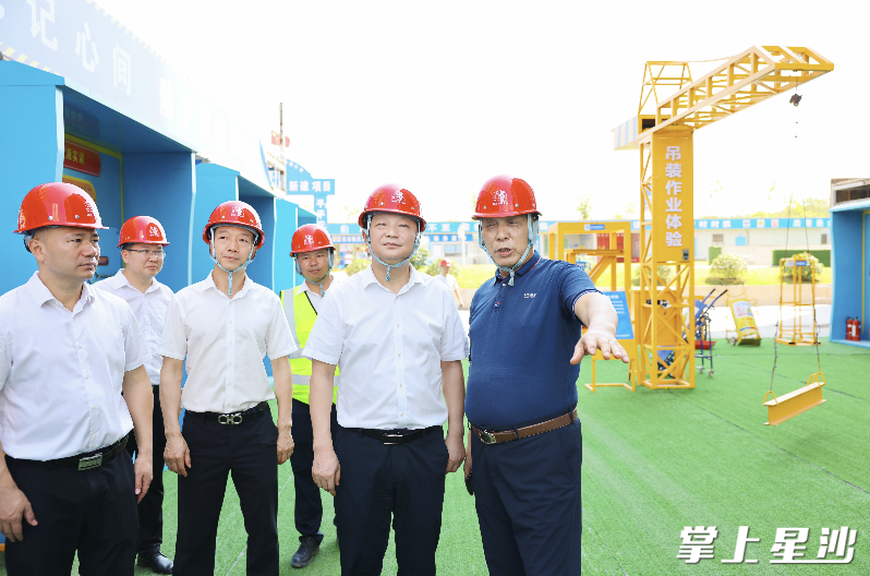付旭明在星悦湾住宅小区建设工地，督导项目工地安全生产工作。