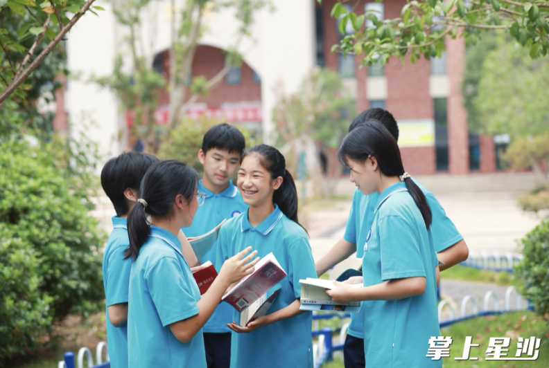 课余时间，长沙市泉塘中学学生在校园交流读书心得。 均为李杰 摄