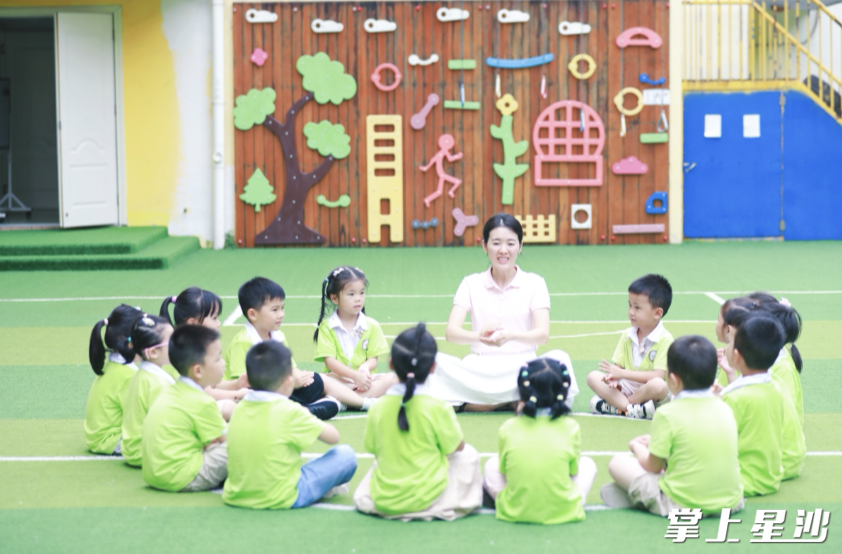 在泉塘街道中心幼儿园，老师和孩子们一起开心玩游戏。