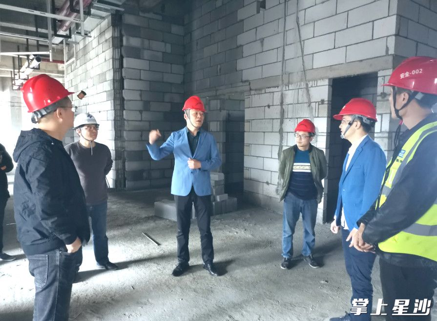 图为县重点建设项目事务中心主要负责人现场调度县人民医院项目建设情况。县重点建设项目事务中心供图
