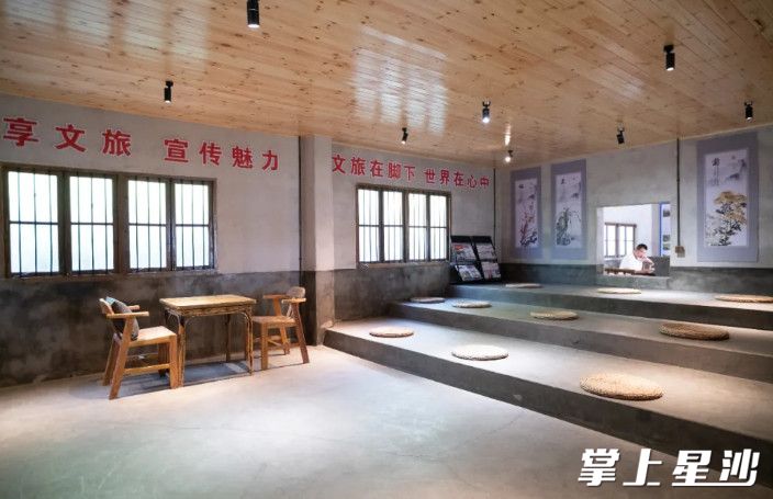 长沙县文旅驿站(明月村)由猪栏改建而成，水泥风，供游客朋友们路过休息。驿站内有桌椅板凳，也有可以坐下的阶梯，配备了一些书籍和棋牌。