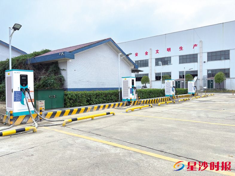 　　和润砂石充电站占地面积约400平方米，配备有四台320千瓦的双枪充电桩，能够同时对8辆电动车进行充电。林正茂 摄