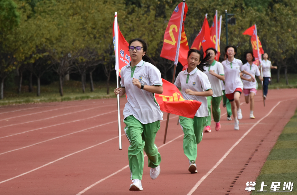 松雅湖中学学子在学校艺体节“万米接力”项目中奋勇拼搏。均为李杰 摄