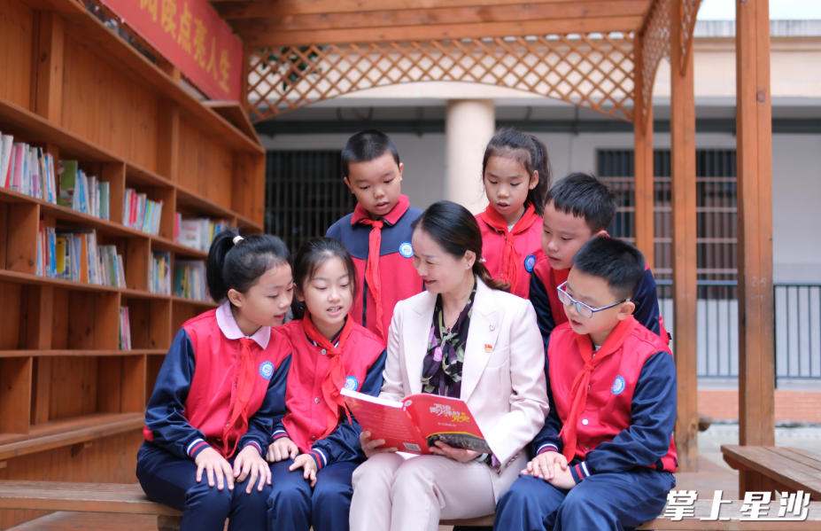 大同星沙小学校长文娴带着学生一起学习红色经典故事。