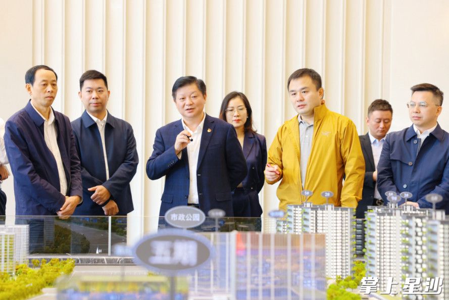 付旭明在运达荟展湾项目，调研项目建设情况。均为曾诗怡 摄