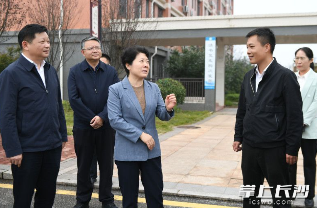 在春华中学，吴桂英听取学校办学情况介绍。