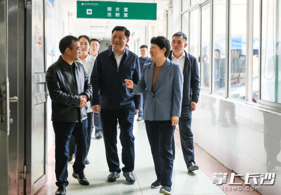 吴桂英在春华镇卫生院调研。