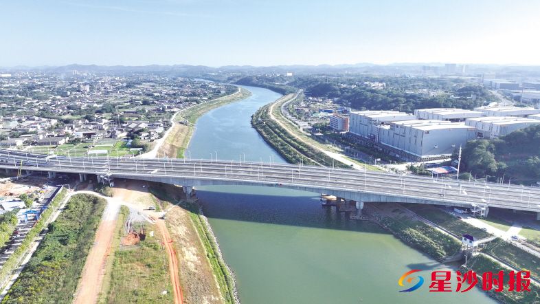 　　湘府东路跨浏阳河大桥即将通车。艾哲文 摄