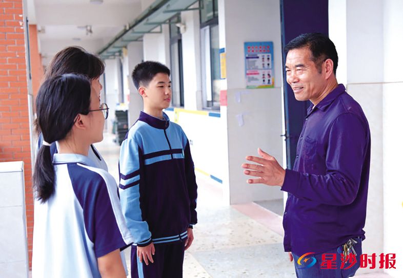 　　胡永忠经常利用课间时间和学生交流谈心，了解学生思想状态。李杰 摄