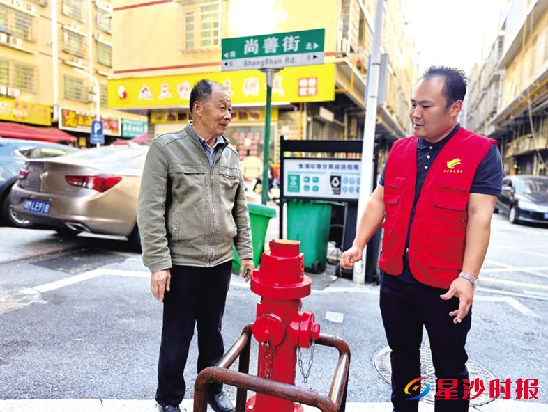 长沙县泉塘街道泉东社区工作人员向居民介绍新安装的消防栓用途。泉塘街道供图