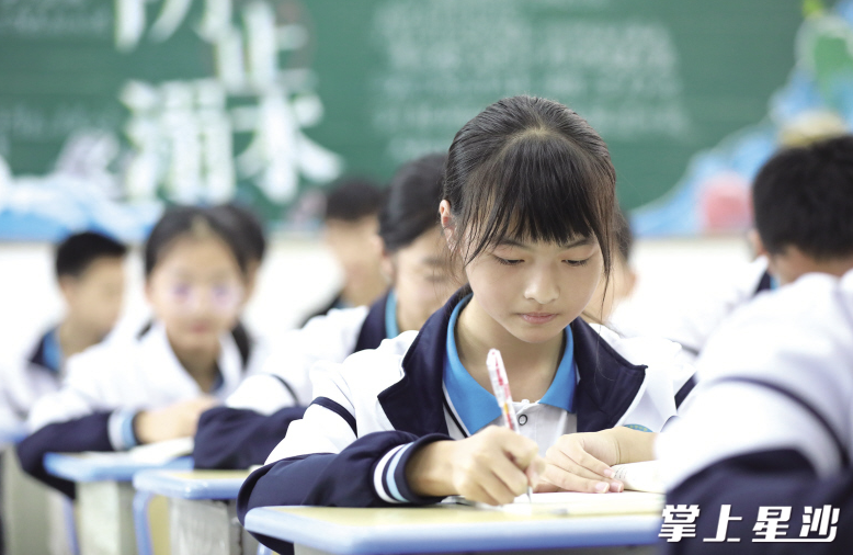 长沙县春华中学的学生在乡镇也能享受到与城里学校无差别的教学环境，图为该校学生正在认真上课。均为李杰 摄