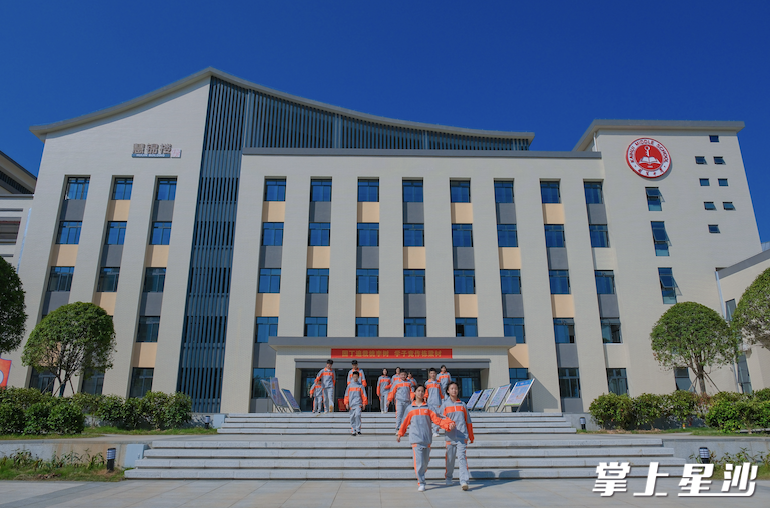 图为开慧中学崭新的教学楼。