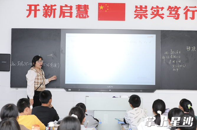 2022年以来，开慧中学致力于优化教师结构，优质的师资队伍吸引城区学生回流。图为同学们在课堂上专注听讲。