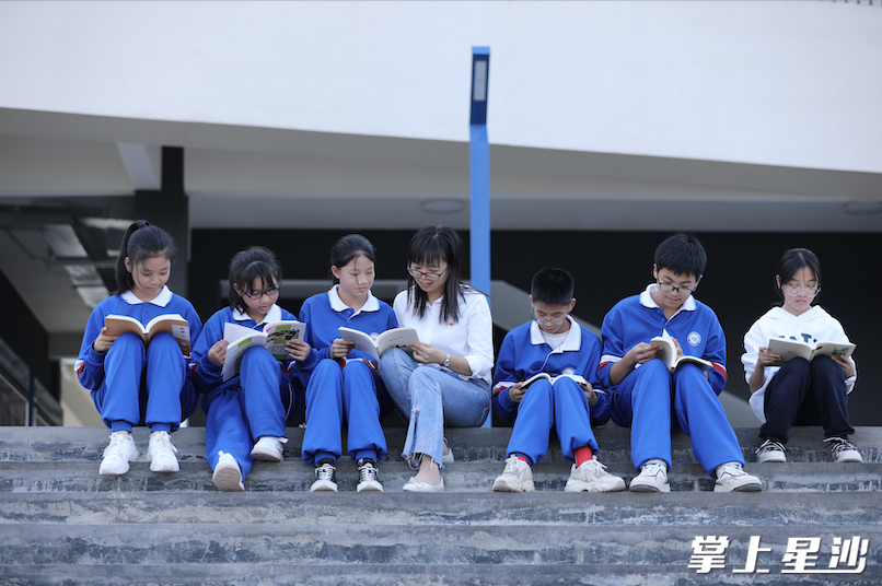 长沙市雅礼实验田汉学校启动雅实教育共同体“青蓝工程”项目，为学校年轻老师提供指导，帮助他们实现在专业上的成长。