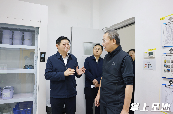 付旭明在湖南湘江关西涂料有限公司调研湘江关西研究院建设情况。均为曾诗怡 摄