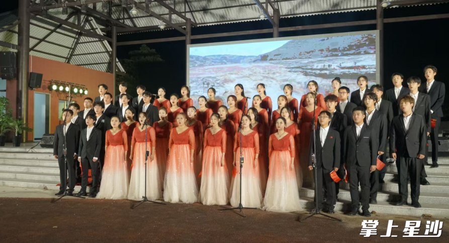 人文科技学院合唱团表演《共筑中国梦》。