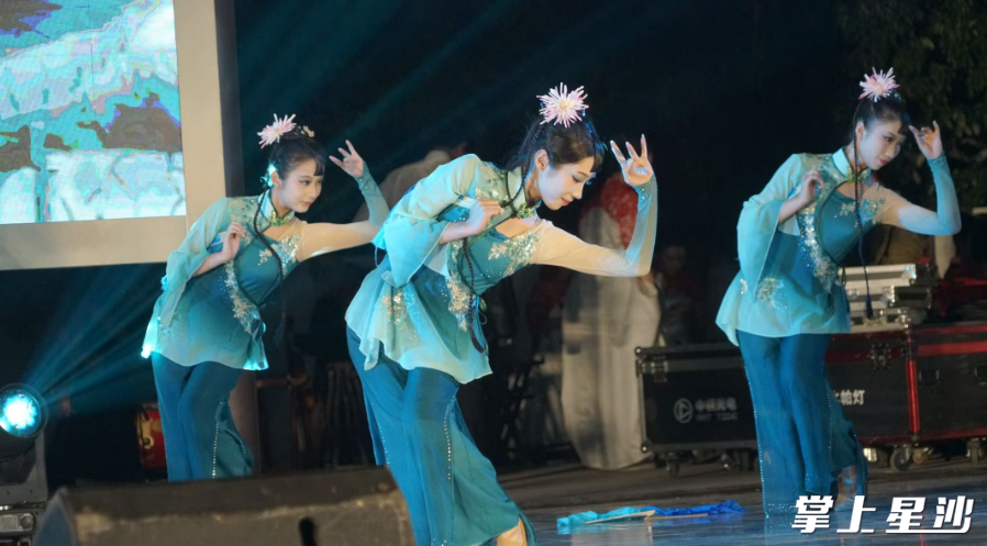 人文科技学院学子歌舞表演。