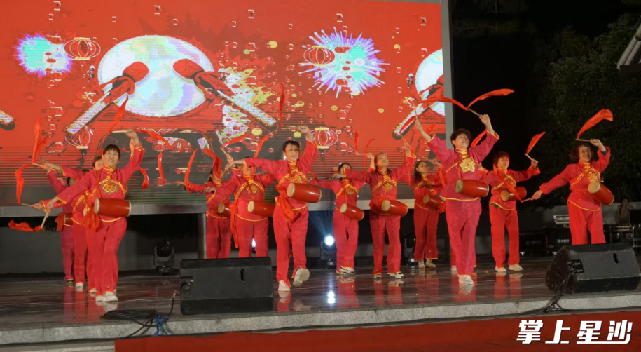 板仓腰鼓队表演《中国红》。均为张庆 摄