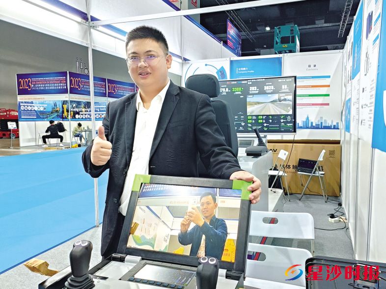 　　彭高文在马来西亚参展时介绍自己公司的远程控制系统。 受访者供图