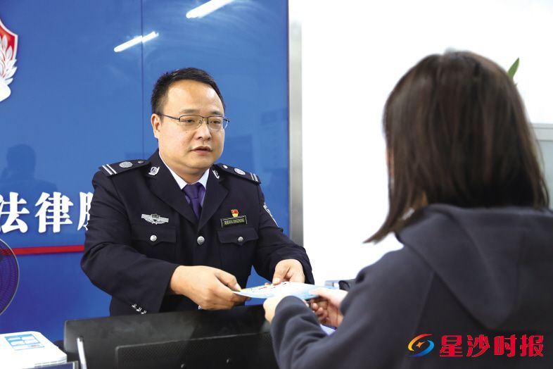 　　黄兴镇通过搭建海吉星“智多星”一站式法治服务驿站推进信访预防法治化进程。陈晨 摄