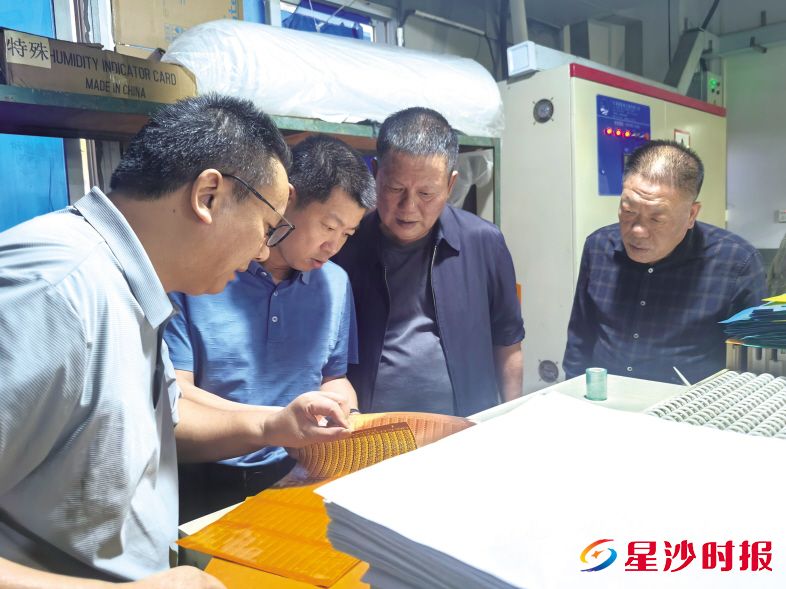 　　金井镇招商团队一行在企业走访考察。金井镇供图