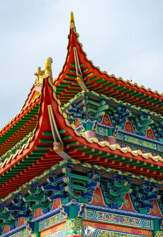 山顶的养静寺，可以进去祈福散步。