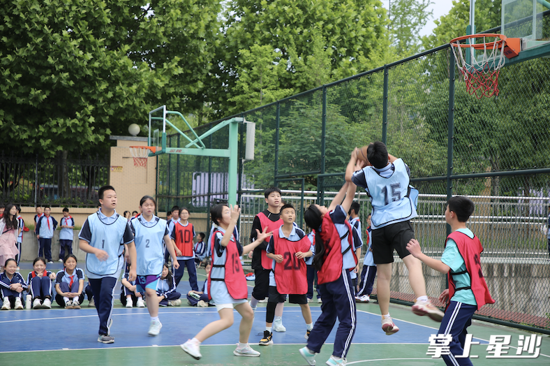 长沙市特立中学每学期开展班BA联赛，让学生在校园开心动起来。彭娴  摄