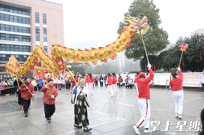 今年春季开学，长沙市百熙实验小学学生和老师、家长一起舞龙，感受传统文化的魅力。李杰 摄
