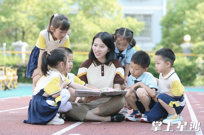 星沙街道盼盼幼儿园老师和孩子们一起阅读绘本。彭娴 摄