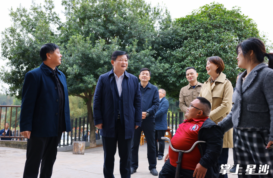 付旭明在一米先生家庭农庄，调研联农带农工作。均为曾诗怡 摄