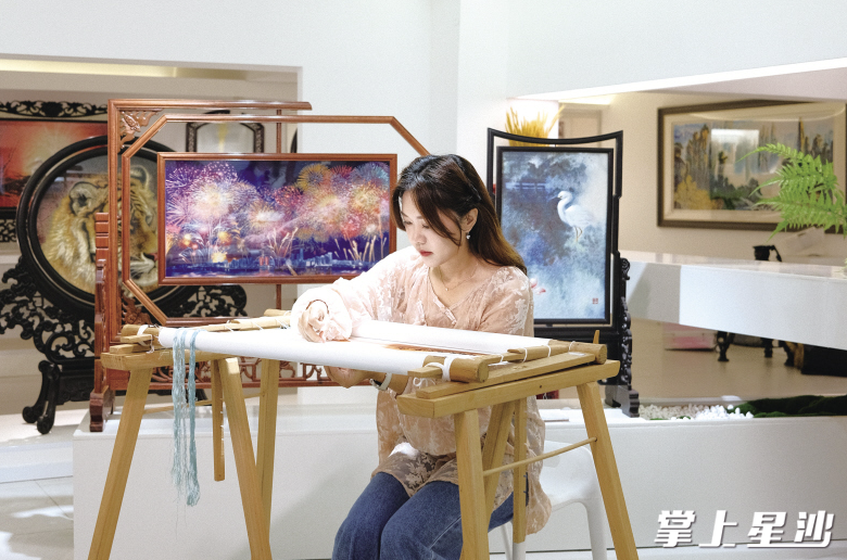 李艳刺绣艺术馆主理人、“艷湘绣”品牌创始人昌妮在母亲李艳手中传承针尖上的艺术——湘绣，让这一非遗文化走入了年轻人视野。受访者供图