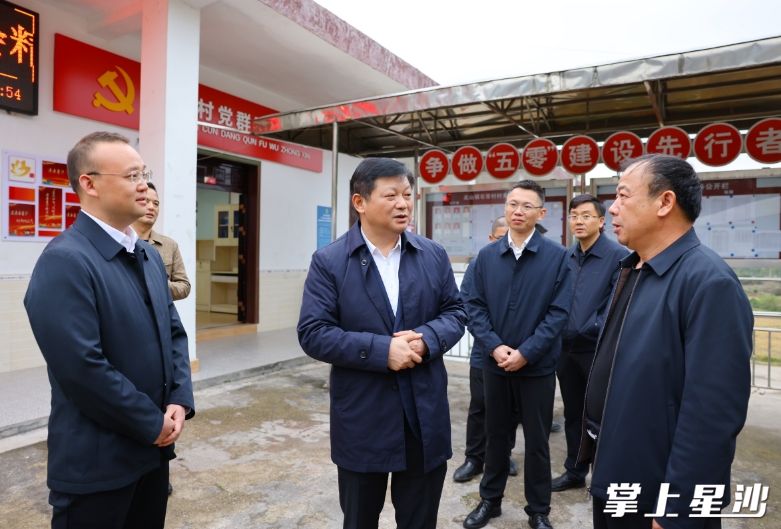付旭明在石常村村部，调研基层党建工作。