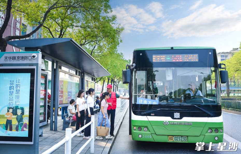 市民文明排队,有序上车。章帝 摄 市民文明排队,有序上车。章帝 摄