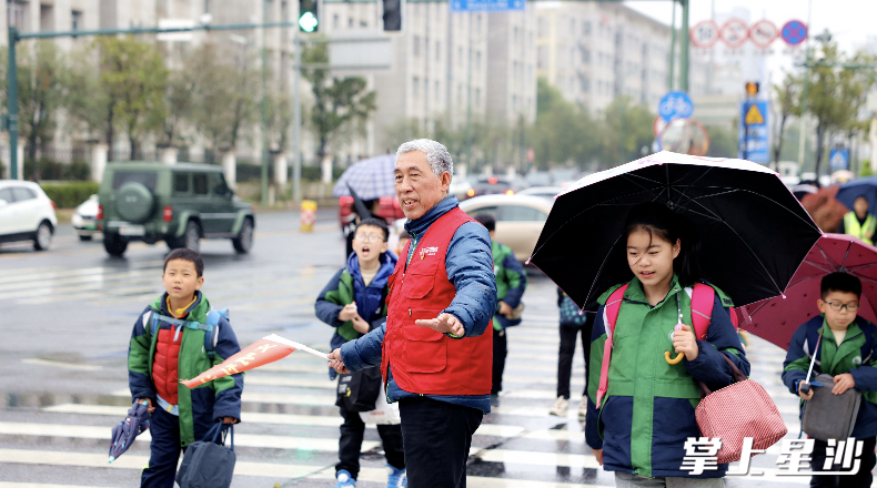 “湖南好人”陈小明在校门口引导孩子们有序过马路。长沙县文明办供图 “湖南好人”陈小明在校门口引导孩子们有序过马路。长沙县文明办供图