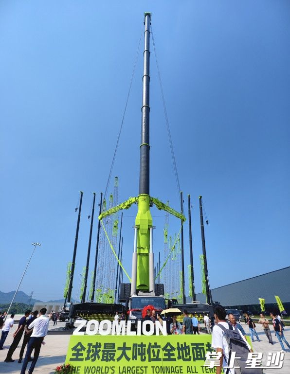 中联重科下线全球最大吨位4000吨级全地面起重机。